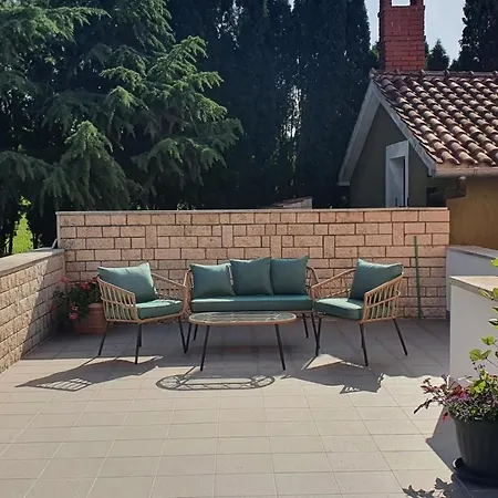 Apartment Relaxing Gardens For Max 8 Persons In Green Central Istria *
