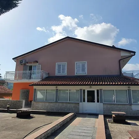 Apartment Relaxing Gardens For Max 8 Persons In Green Central Istria